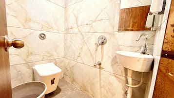 Een douche, een regendouche, gratis toiletartikelen, een bidet