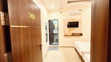 Deluxe vierpersoonskamer | Luxe beddengoed, een bureau, een laptopwerkplek, gratis wifi