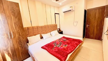 Premium bedding, desk, laptop workspace, free WiFi