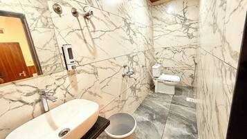 Een douche, een regendouche, gratis toiletartikelen, een bidet