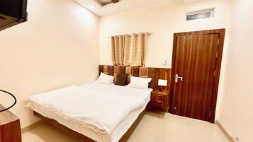 أغطية فراش متميزة ومكتب ومساحة عمل للكمبيوتر المحمول وواي فاي مجانًا