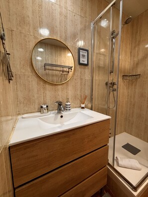 Douche, sèche-cheveux, serviettes fournies, savon