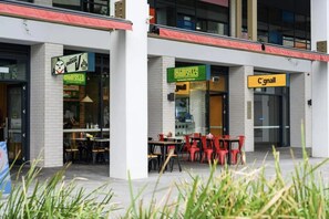 Outdoor dining - Experience a luxurious stay in Sydney close to everything! (Macquarie Park)