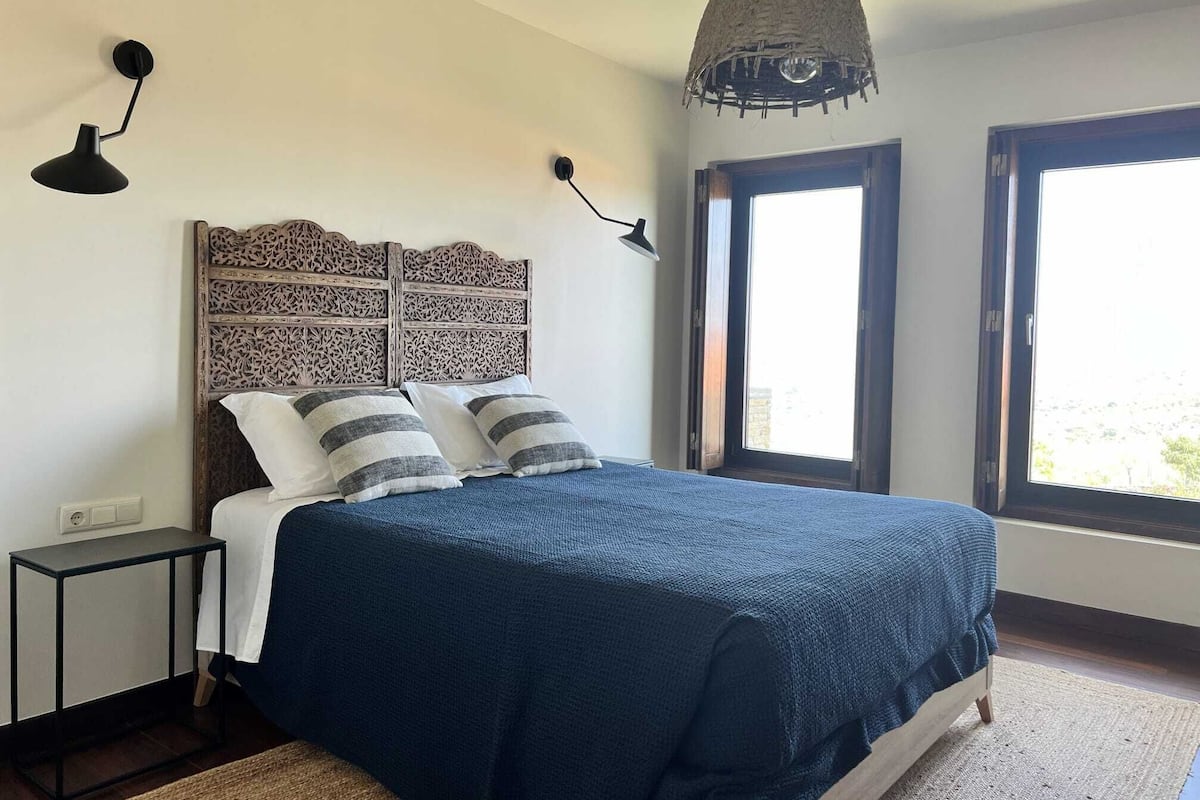 Family Room, Mountain View | Soundproofing, free WiFi