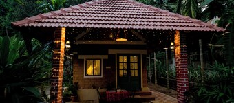 Cozy 1-bedroom farmstay - studio in welcoming Mangalore with AC, Outdoor kitchen