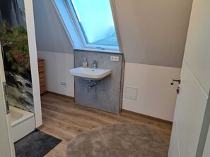 Shower, hair dryer, towels, soap - Modern vacation apartment in the countryside (Altensteig)