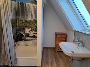Shower, hair dryer, towels, soap - Modern vacation apartment in the countryside (Altensteig)