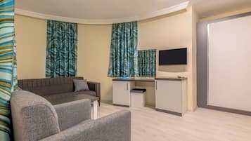 Deluxe-Suite, Stadtblick | Schreibtisch, laptopgeeigneter Arbeitsplatz, kostenloses WLAN