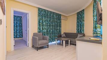 Deluxe-Suite, Stadtblick | Schreibtisch, laptopgeeigneter Arbeitsplatz, kostenloses WLAN