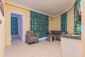 Deluxe Suite, City View | Desk, laptop workspace, free WiFi - Side Meryam Deluxe Suit Hotel26 (Manavgat)