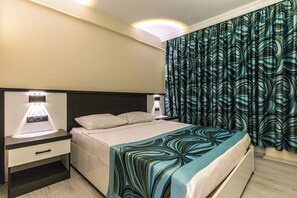 Deluxe-sviitti, kaupunkinäköala | Työpöytä, kannettavalle tietokoneelle sopiva työtila, ilmainen Wi-Fi