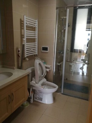 淋浴设施、吹风机、坐浴桶、毛巾