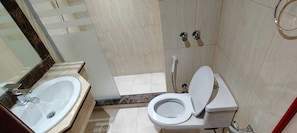 Shower, hair dryer, towels, soap - Moro Global Gold Al Aziziyah Hotel (Makkah /Suudi Arabistan)