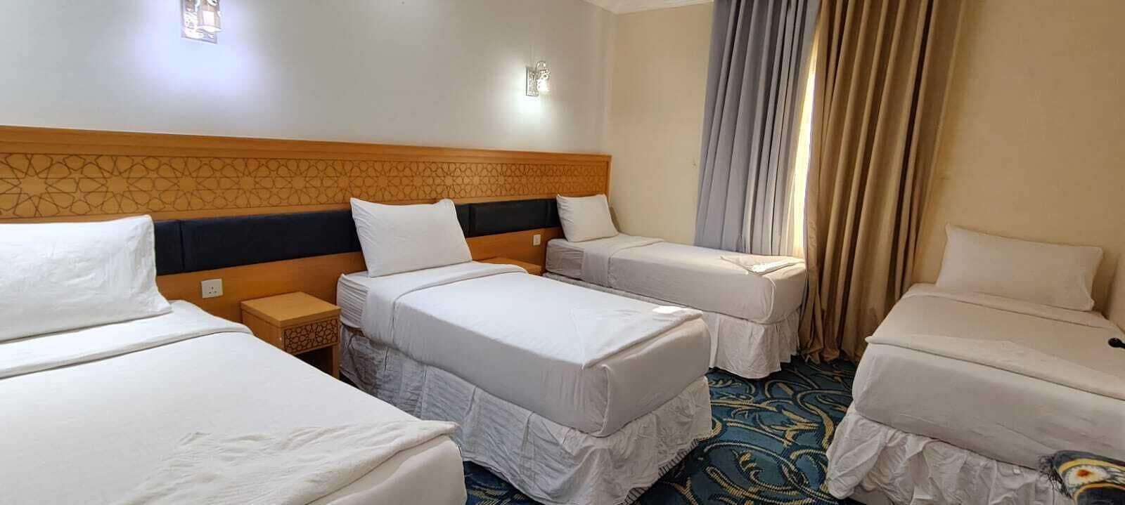 Minibar, escritorio y ropa de cama 