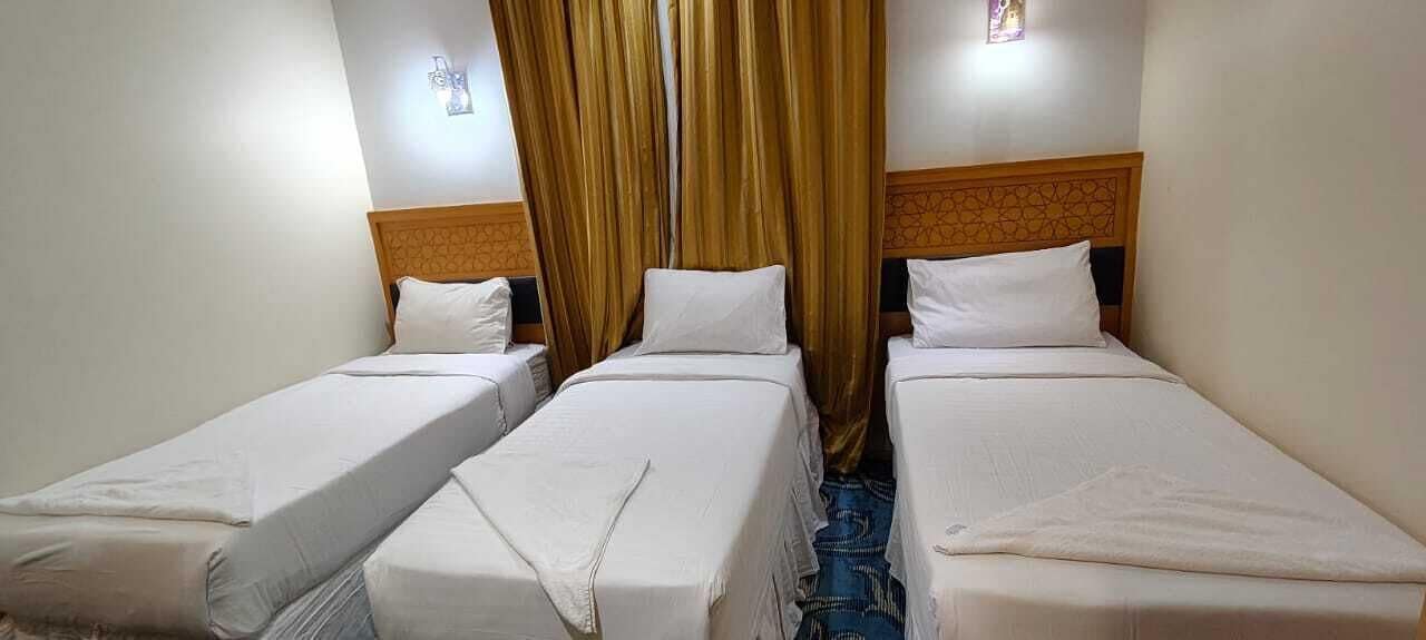 Deluxe Triple Room | Laptop workspace