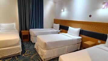 Deluxe Triple Room | Minibar, desk, bed sheets
