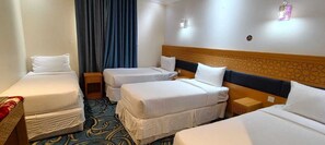 Deluxe-Dreibettzimmer | Minibar, Schreibtisch, Bettwäsche