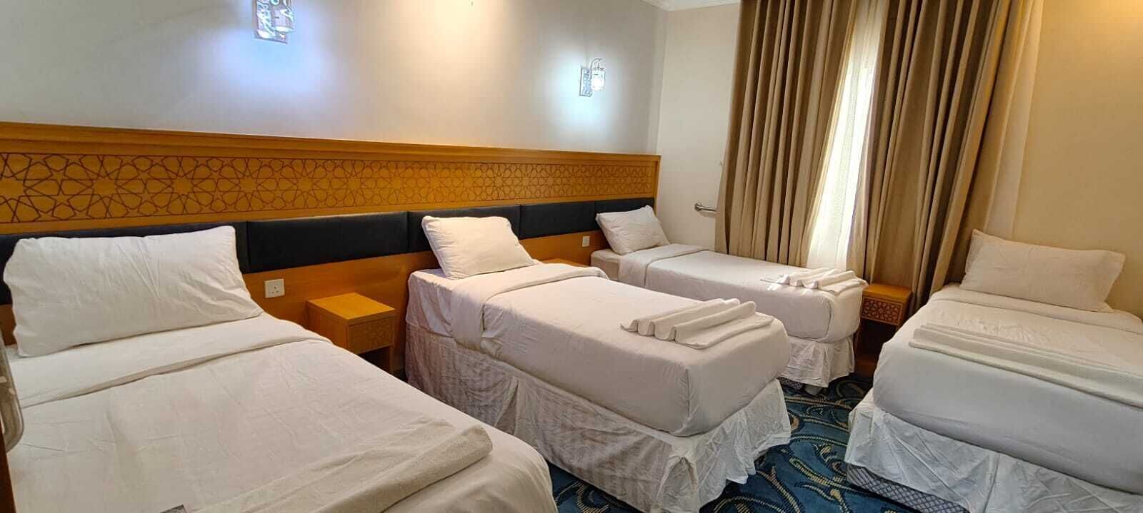 Minibar, escritorio y ropa de cama 