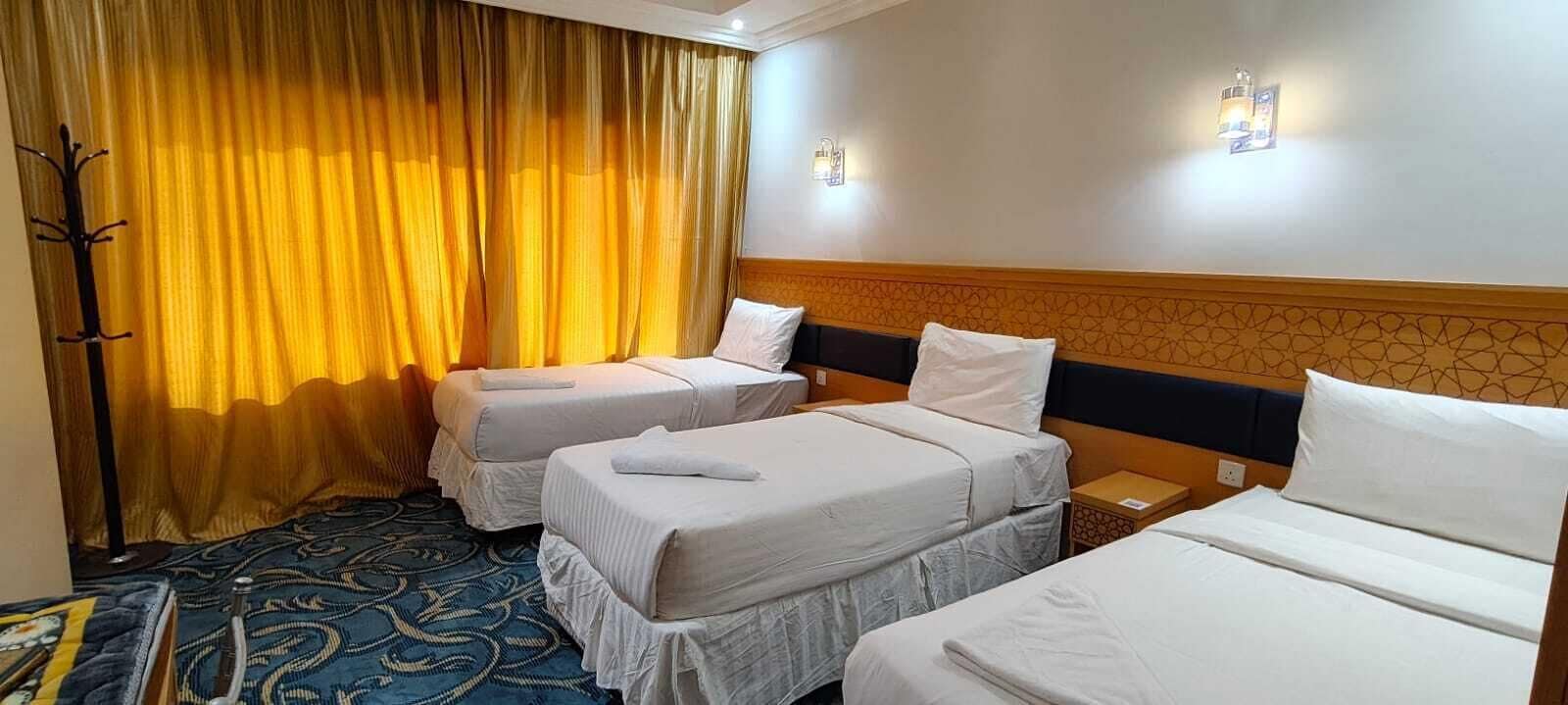 Minibar, escritorio y ropa de cama 