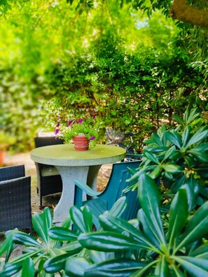 Outdoor dining - CASASPIAGGIA 400m from the sea-ISLAND OF ELBA (Marina di Campo)