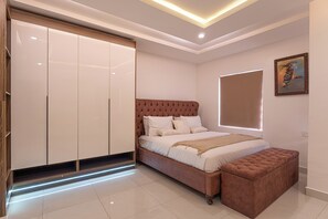 Iron/ironing board, WiFi, bed sheets