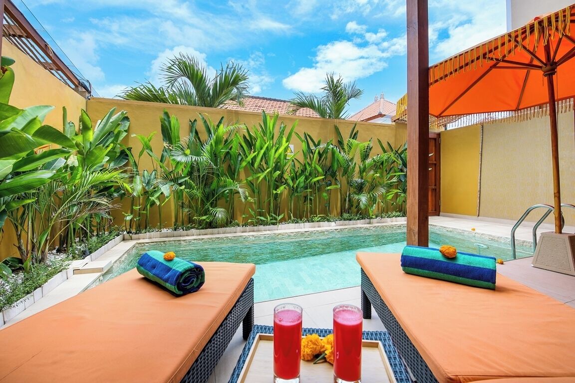 室外游泳池，提供泳池遮陽傘和日光浴躺椅