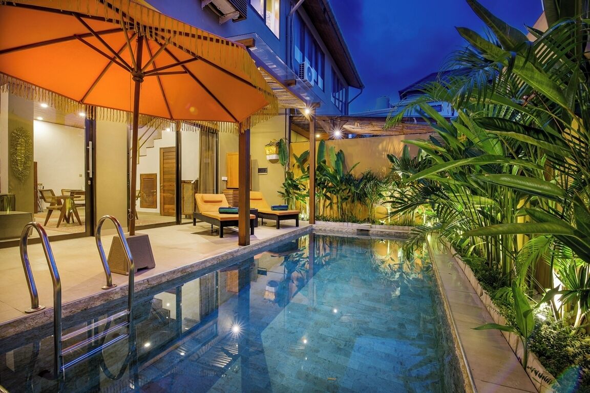 Piscina externa, guarda-sóis, espreguiçadeiras