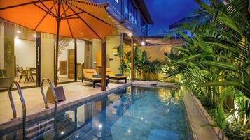 Piscina externa, guarda-sóis, espreguiçadeiras