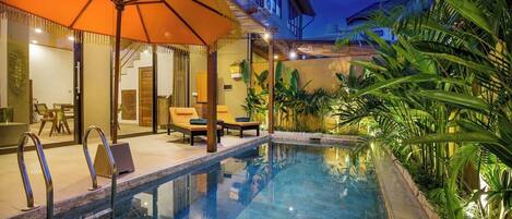 Outdoor pool, pool umbrellas, sun loungers