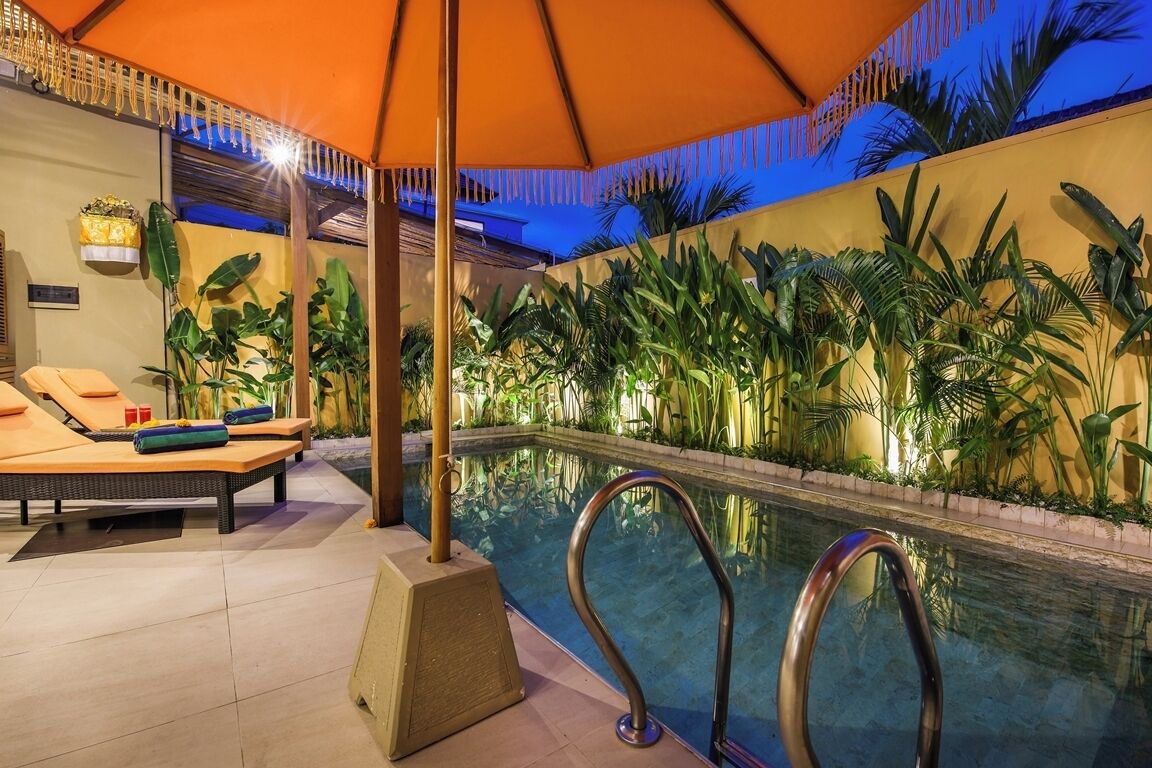 Outdoor pool, pool umbrellas, sun loungers