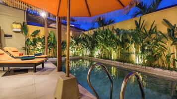 Outdoor pool, pool umbrellas, sun loungers