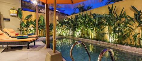 Piscine extérieure, parasols de plage, chaises longues