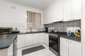 Kühlschrank, Mikrowelle, Ofen, Geschirrspüler