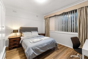 3 bedrooms, desk, iron/ironing board, Internet