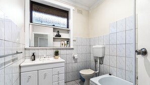 A bathroom with a toilet, sink, and bathtub. - Generous size 3BR 1.5Bath Every BD has AC (Oakleigh South)