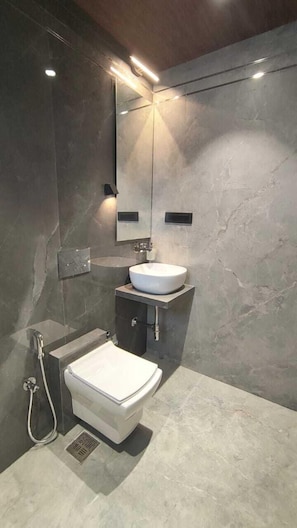 Deluxe Double or Twin Room | Bilik Mandi | Pancuran mandi, tuala disediakan