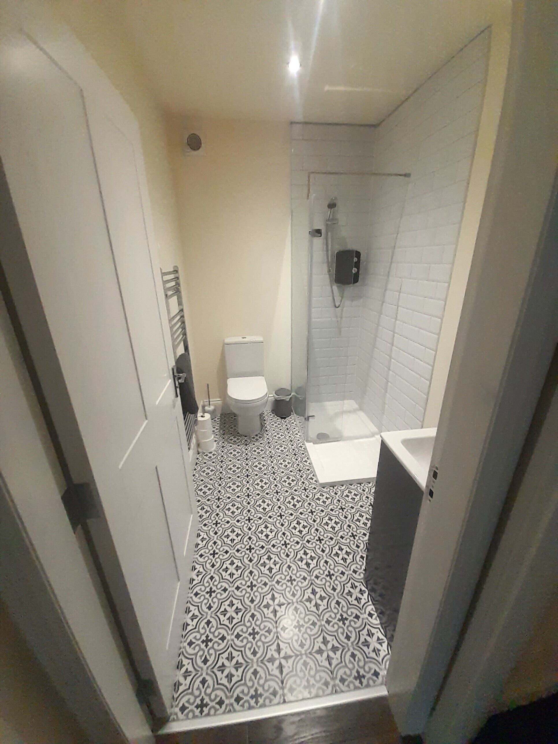 Dusj, hårføner, håndklær og såpe