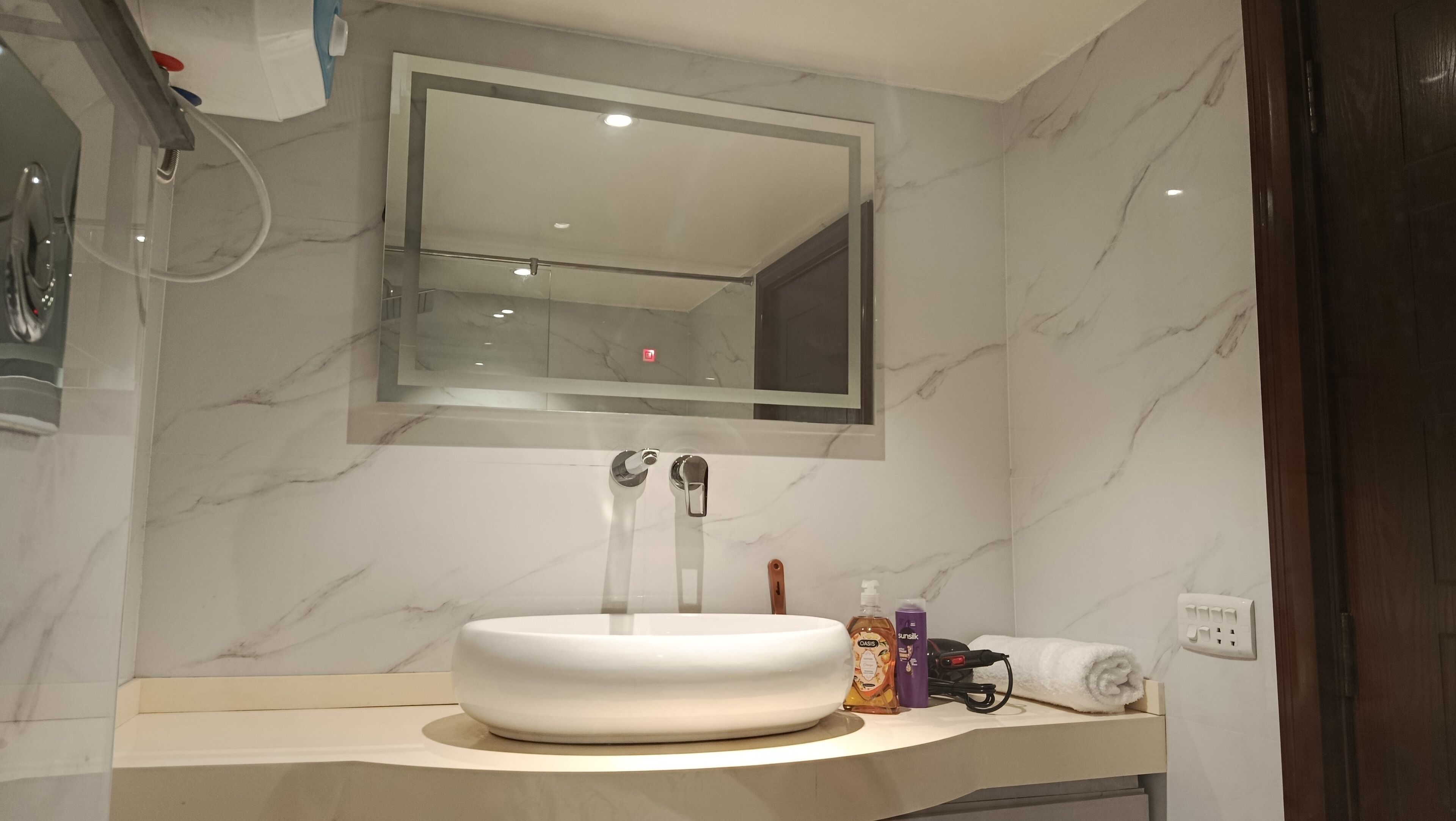 Dusj, hårføner, bidé og håndklær