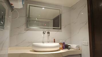 Dusche, Haartrockner, Bidet, Handtücher