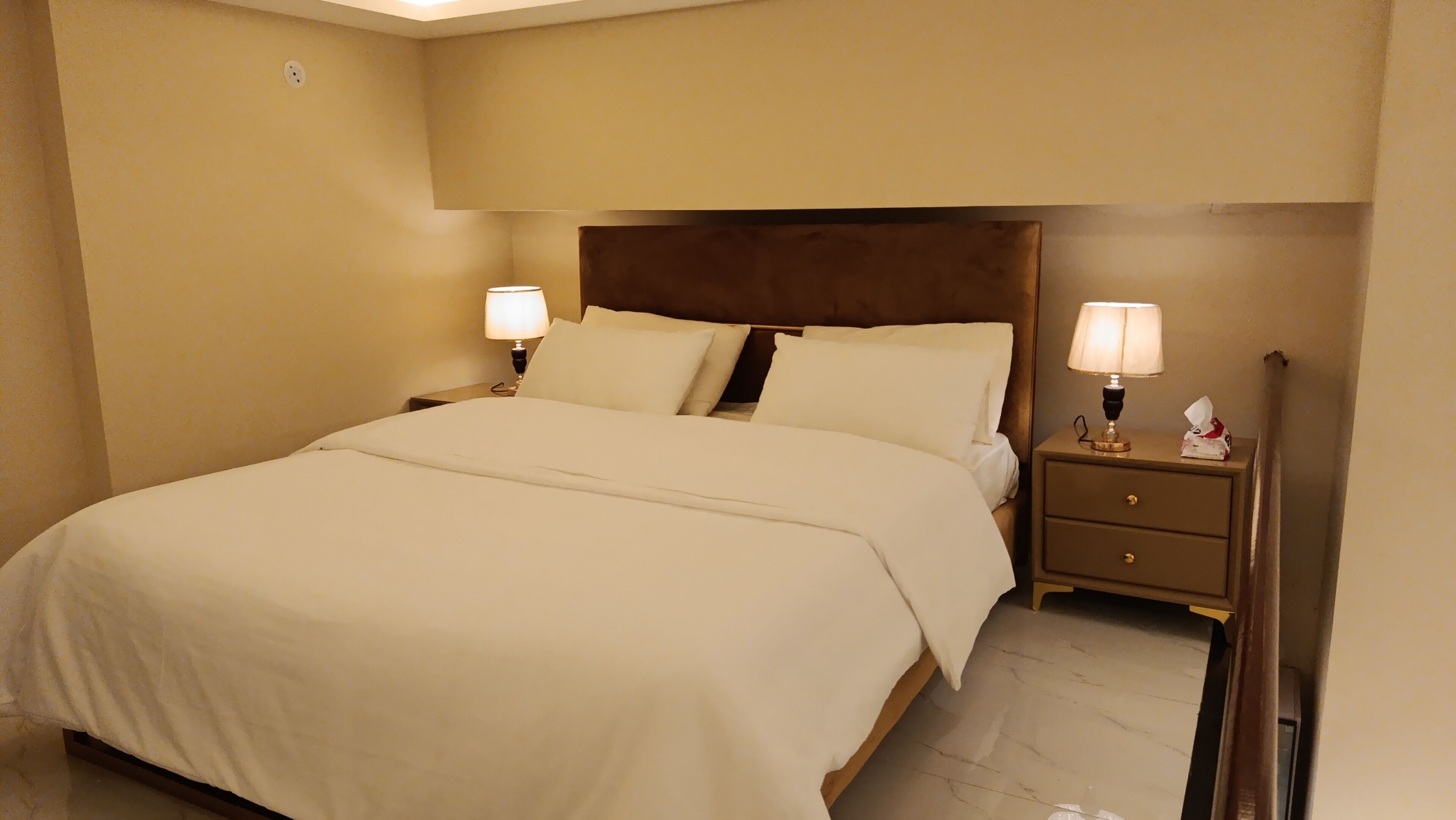 1 Schlafzimmer, Zimmersafe, Schreibtisch, Bügeleisen/Bügelbrett