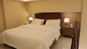 1 soverom, safe på rommet, skrivebord og strykejern/-brett