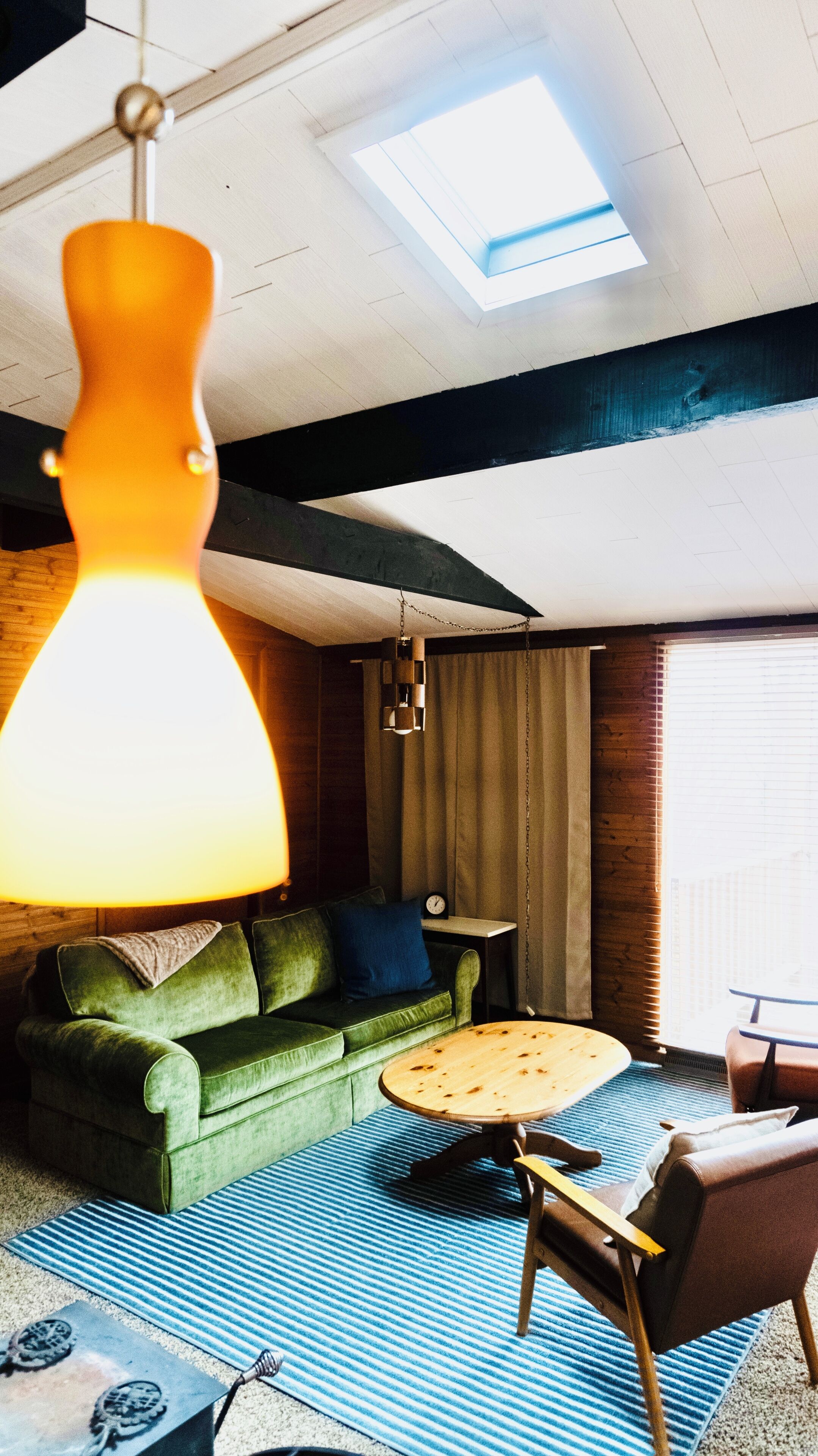 Een televisie en een open haard