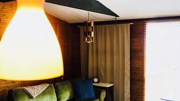 Een televisie en een open haard