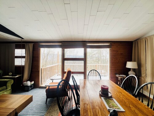 Charming Mid-Century Cabin - Warm, Cozy & Scenic