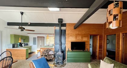 Charming Mid-Century Cabin - Warm, Cozy & Scenic
