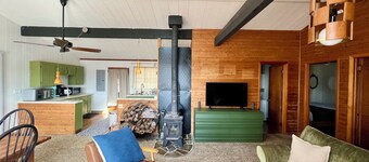 Charming Mid-Century Cabin - Warm, Cozy & Scenic