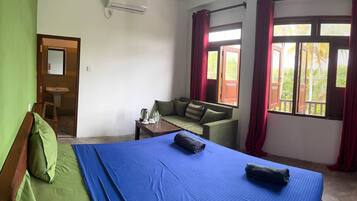 Superior-Doppelzimmer, Poolblick | Schreibtisch, kostenloses WLAN