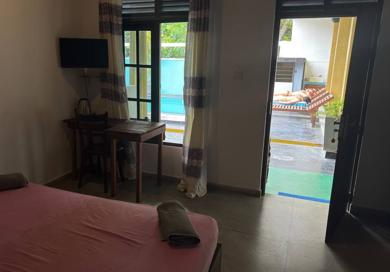 Standard-Doppelzimmer, Poolblick | Schreibtisch, kostenloses WLAN