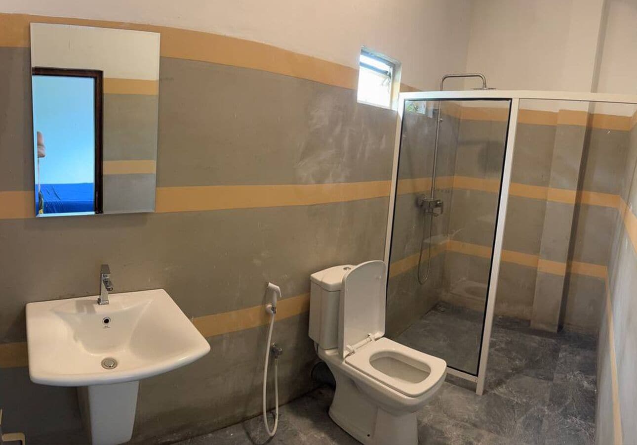 高级双人房, 泳池景观 | 浴室 | 淋浴设施、毛巾、肥皂、卫生纸