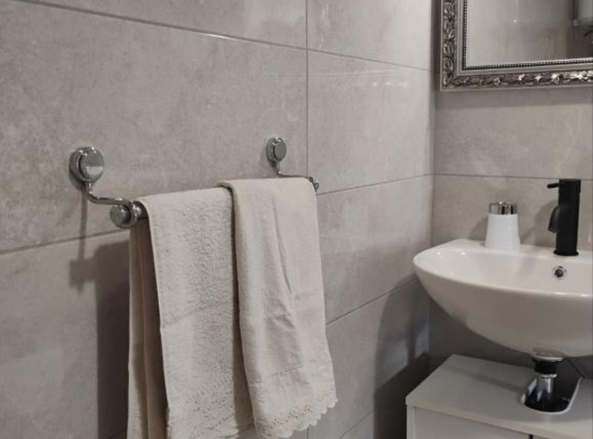 شقة (Two Bedroom Apartment) | حمام | تجهيزات دش، مناشف